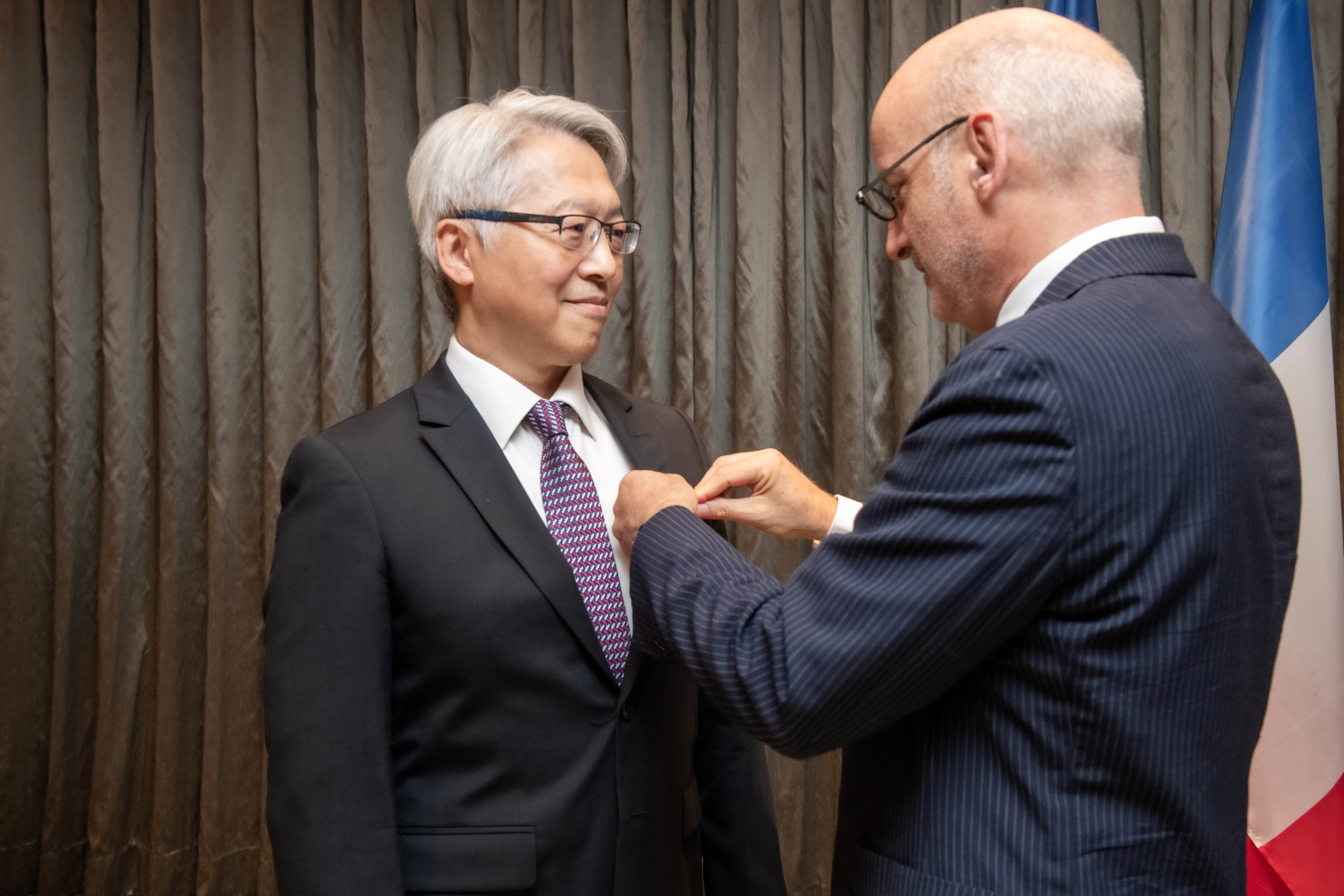 授勳儀式，由左至右為外交部政務次長吳志中、法國駐台代表龍燁(Franck Paris)、廖俊智院長、孔多賽校園校長薩里奧。（圖片來源：中央研究院）
